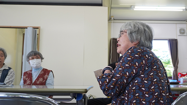 話す女性の横顔
