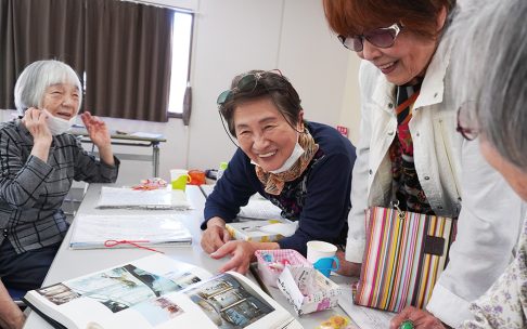 1970年大阪万博の本を前に談笑する人々